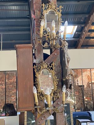 une grande structure en bois surmontée d'un miroir