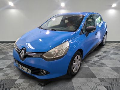 une voiture bleue est garée dans une pièce au sol à carreaux