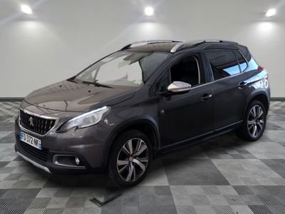 la voiture grise est garée sur un sol en damier dans le garage