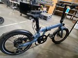 un vélo bleu qui se trouve dans un garage