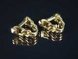 deux paires de boucles d'oreilles plaquées or sur un fond noir