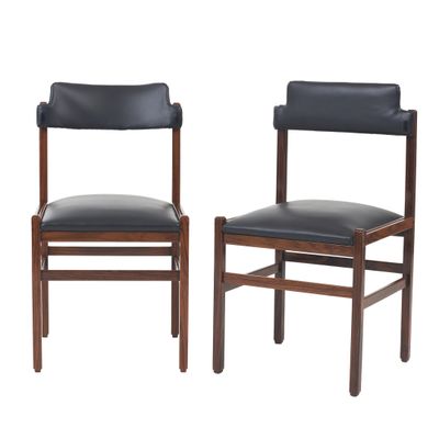 une paire de chaises avec des assises en cuir noir sur fond blanc