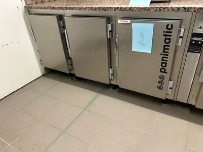une image d'une cuisine commerciale avec des appareils en acier inoxydable