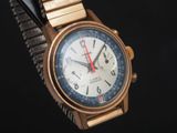 gros plan d'une montre sur fond noir
