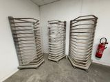 trois piles de rayonnages métalliques dans une pièce équipée d'un extincteur