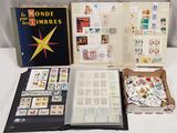 beaucoup de timbres dans une boîte posée sur la table