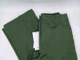 Le pantalon est vert et porte une étiquette blanche.