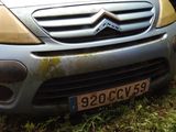 une petite voiture garée sur le bord de la route