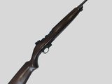un fusil sur fond blanc avec un fond gris
