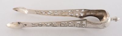 paire de cuillères plaquées argent comportant une inscription sur un fond blanc