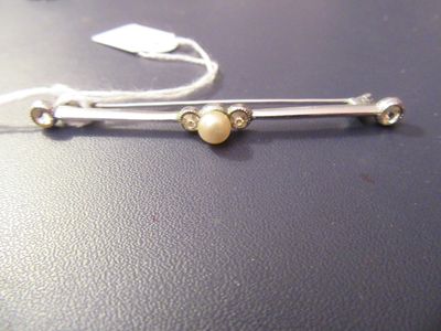 Epingle DE Revers EN Metal + Perle + Pierres Blanches .
