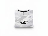 un t-shirt blanc avec un imprimé camouflage sur le devant
