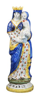 l'image d'une figurine représentant une femme tenant un enfant dans ses bras