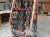 plusieurs bâtons de ski sur un chariot dans un bâtiment