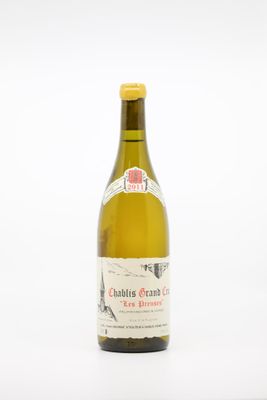 une bouteille de vin posée sur une table