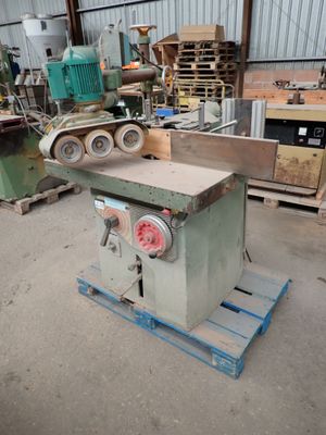 une machine posée sur une palette dans un entrepôt