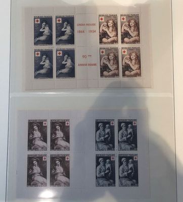 une photo d'une photo montrant quelques timbres exposés