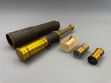 un gros plan d'un télescope posé sur une table, avec une boîte en bois à côté