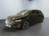 La voiture noire est garée dans le showroom d'un concessionnaire.