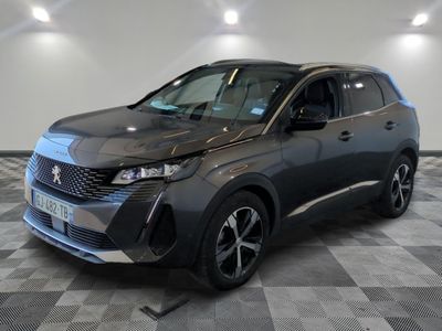 la voiture grise est garée sur le sol à carreaux d'une pièce