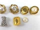 cinq paires de boucles d'oreilles en or et perles et une bague