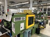 une machine qui se trouve à l'intérieur d'un bâtiment