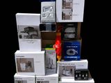 un grand nombre de boîtes empilées les unes sur les autres