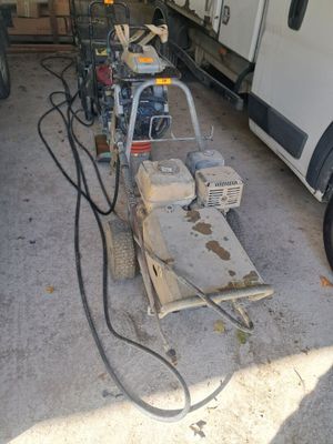 un camion garé dans un garage où se trouve une machine