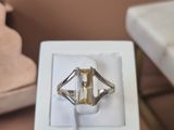 une bague qui se trouve dans une boîte sur une table