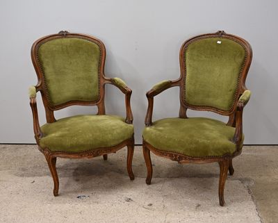 paire de fauteuils rembourrés verts avec structure et accoudoirs en bois