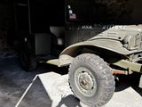 un vieux camion militaire garé dans un garage