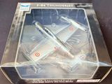une boîte contenant une maquette d'avion
