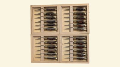 un casier à vin en bois contenant six bouteilles de vin