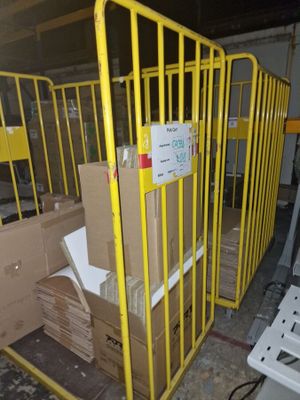 un portail jaune orné de caisses, dans un entrepôt