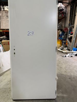 image d'un réfrigérateur blanc dans un entrepôt