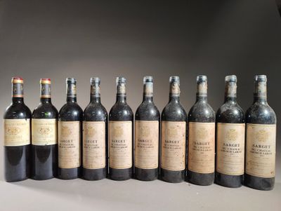 six bouteilles de vin alignées sur une table