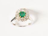 une photo d'une bague sertie d'une émeraude verte et de diamants