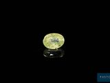 un diamant jaune sur une surface noire
