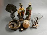 de nombreuses figurines posées sur une table