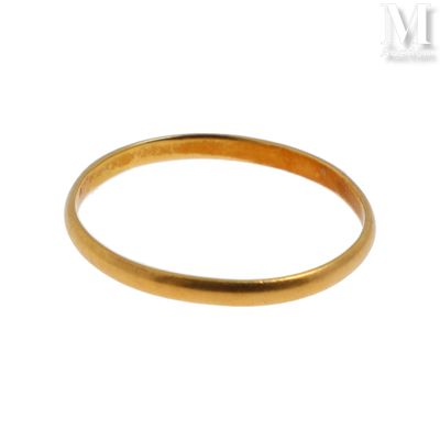 gros plan d'une bague en or sur fond blanc