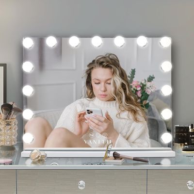 une photo d'une femme assise devant un miroir