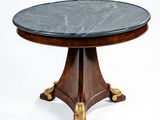 une photo d'une table au plateau en marbre noir posée sur un piètement en bois