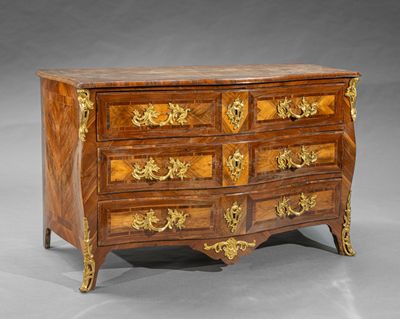 une image représentant une commode ornée de motifs dorés
