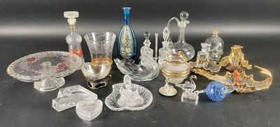 LOT VERRERIE en verre et cristal comprenant carafes, flacons…