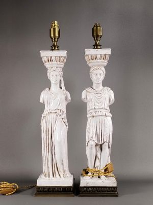 une paire de lampes en marbre blanc ornées chacune d'une figure féminine