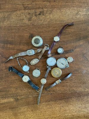 de nombreux modèles de montres posés sur une table en bois