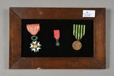 une photo d'une photo d'une médaille et d'une médaille