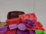 une table sur laquelle sont posés tout un tas d'objets en plastique de différentes couleurs