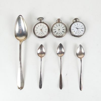 plusieurs cuillères en argent et des cuillères-cuillères, avec une horloge en arrière-plan