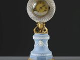 une horloge posée sur une table